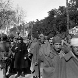 Refugiados republicanos españoles cruzan la frontera francesa por Le Perthus, tras la derrota en la Guerra Civil. AFP