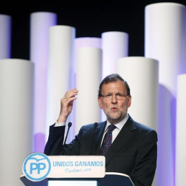 El presidente del Gobierno y del PP, Mariano Rajoy, interviene durante el acto de cierre de campaña de las elecciones del 27S, hoy en Barcelona. EFE/Andreu Dalmau
