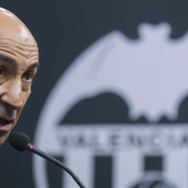 El exentrenador del Valencia, Pako Ayestarán, durante su despedida en la sala de prensa de la ciudad deportiva de Paterna. /EFE