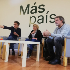 El candidato de Más País, Iñigo Errejón, junto a la ex alcaldesa Manuela Carmena y el cabeza de lista por Bizkaia, Txema Urkijo, este martes en Bilbao. D.A.