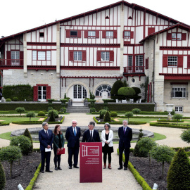 El británico Jonathan Powell (c), durante la lectura del comunicado que certifica el fin de ETA, acompañado de un grupo de personalidades políticas internacionales en una conferencia en la localidad vascofrancesa de Cambo-les-Bains. EFE/ Ju