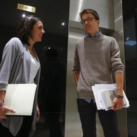 El  portavoz y la portavoz adjunta de Podemos, Íñigo Errejón e Irene Montero, respectivamente, tras la reunión de la Junta de Portavoces celebrada en la Congreso de los Diputados. EFE/Juan Carlos Hidalgo