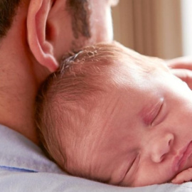 Un padre con su hijo recién nacido./ EFE
