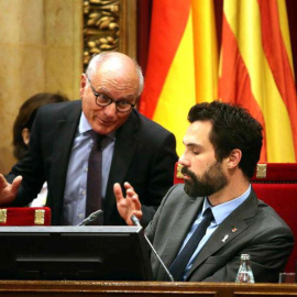 El presidente de la Cámara catalana, Roger Torrent (d), junto al secretario general del Parlament, Xavier Muro, durante el pleno del Parlament, que ha votado la reforma de la ley de la presidencia de la Generalitat. (TONI ALBIR | EFE)