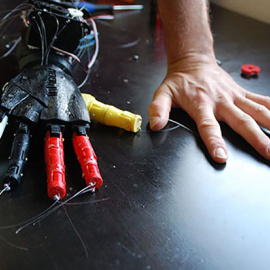 Un manco se fabrica su propia mano biónica "low cost" con una impresora 3D.