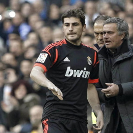 Casillas escucha unas indicaciones de Mourinho en la época que compartieron en el Real Madrid. /EFE