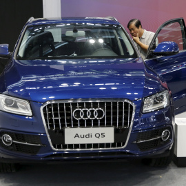 Un consumidor observa un Audi Q5 en una feria en Pekín la semana pasada. /REUTERS