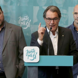 El líder de ERC, Oriol Junqueras; el presidente catalán en funciones, Artur Mas (CDC); y el candidato de Junts pel Sí, Raül Romeva, durante una conferencia de prensa en el Born Centre Cultural de Barcelona./ EFE