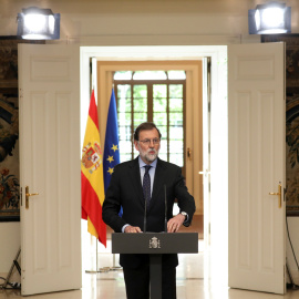 El presidente del Gobierno, Mariano Rajoy, en una declaración institucional en el Palacio de la Moncloa sobre la declaración de ETA anunciando su disolución.. REUTERS/Sergio Perez