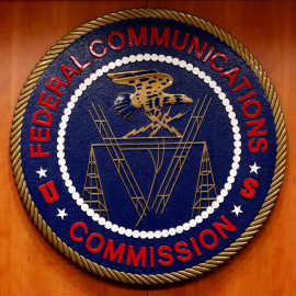 El logo de la FCC, en una imagen tomada justo antes de la audiencia en Washington sobre neutralidad de la red. REUTERS