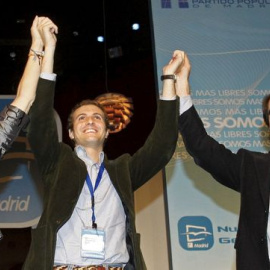 El nuevo portavoz de campaña del PP, Pablo Casado, entre José María Aznar y Esperanza Aguirre, en un acto de NNGG del PP. EFE