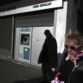 Varios viandantes junto a una oficina del National Bank griego. REUTERS/Alkis Konstantinidis