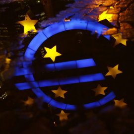 Un reflejo en el suelo del logo del euro situado en la entrada de la sede del BCE. REUTERS