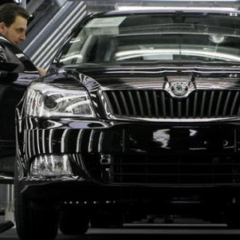 Un trabajador inspecciona un vehículo en la fábrica de Skoda en Mlada Boleslav (República Checa). / REUTERS