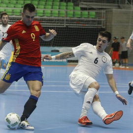 Sergio Lozano tira a puerta ante la oposición de un jugador kazajo. /EFE