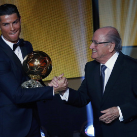 Cristiano Ronaldo saluda a Blatter con el Balón de Oro. REUTERS/Ruben Sprich