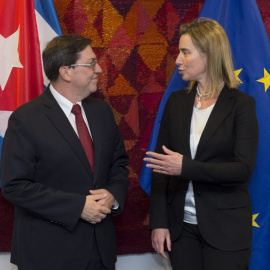 La alta representante de la UE para la Política Exterior, Federica Mogherini, junto al ministro de Exteriores cubano, Bruno Rodríguez, en una fotografía de abril de 2015. - AFP