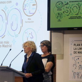 La alcaldesa de Madrid, Manuela Carmena, acompañada por la delegada de Medio Ambiente, Inés Sabanés. EFE/Ayuntamiento de Madrid