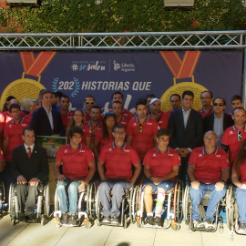 Foto de familia de la delegación paralímpica en la sede de Liberty Seguros. /J. Y.