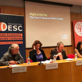 Taula de ponents en la primera jornada de la Conferència Internacional Sobre el Dret a la Ciutat, aquest dijous a Barcelona. / #RightToTheCity Global Platform.