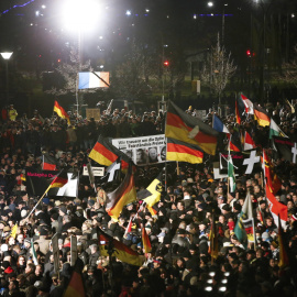 Miles de personas se manifiestan en Dresde. REUTERS/Fabrizio Bensch