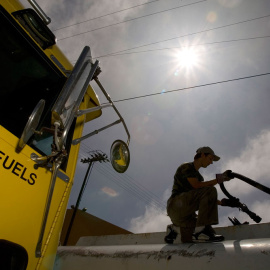 Un hombre surte su camión con biodiésel en California. AFP