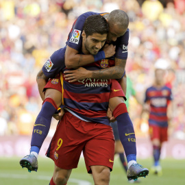 Neymar celebra con Luis Suárez el segundo gol del uruguayo contra Las Palmas. /REUTERS