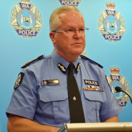 El comisionado de policía Chris Dawson se dirige a los medios en Perth/Reuters