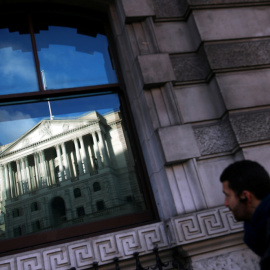 La sede del Banco de Inglaterra en la City londinense se refleja en el cristal de una ventana de un edificio cercano. REUTERS/Hannah McKay/