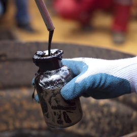 Una trabajador toma una muestra de crudo en un pozo de la compañía estatal venezolana PDVSA. REUTERS/Carlos Garcia Rawlins