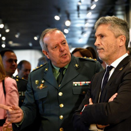 El ministro del Interior, Fernando Grande-Marlaska, atiende las explicaciones durante la inauguración de la exposición "La Guardia Civil,175 años a tu lado", este jueves en la sala de exposiciones "La Arquería", en Madrid. EFE/ Carlos Perez