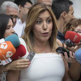 La presidenta andaluza, Susana Díaz, atiende a los medios en el Parlamento de Andalucía. EFE/Julio Muñoz