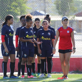 Fotografía cedida por la embajada de los Estados Unidos en Panamá que muestra a exfutbolista estadounidense Kacey White (d) durante una clase con jóvenes futbolistas, el pasado martes 26 de marzo de 2019, en Ciudad de Panamá (Panamá). White