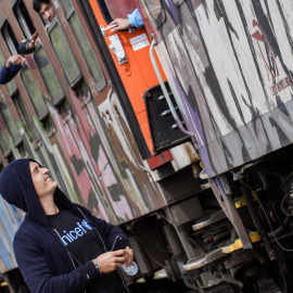 El embajador de buena voluntad de Unicef y actor Orlando Bloom sonríe a los refugiados que aguardan a bordo de un tren con destino a la frontera serbia, en Gevgelija (Macedonia). EFE/Georgi Licovski