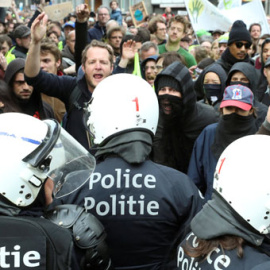 Marcha por el clima en Bruselas. / YVES HERMAN (REUTERS)