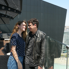 Amaia y Alfred reciben a la prensa en la azotea del Hotel Tívoli en Lisboa, a pocas horas de la final de Eurovisión. /RAFAEL RUÍZ