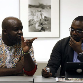 El presidente de la Conferencia Panafricana de España, Abuy Nfube, y el redactor del diario 'Afro Kairos', Simon Nong, durante la presentación del documento en Madrid. - EFE