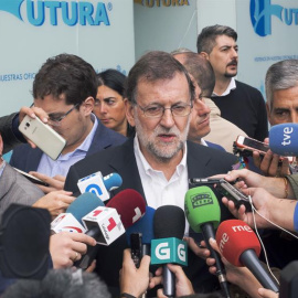 Rajoy atiende a los medios en la jornada de campaña en Lugo/EFE