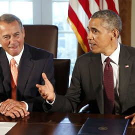 El portavoz del Partido Republicano en el Congreso estadounidense, John Boehner, junto al presidente Barak Obama, en un encuentro en la Casa Blanca con representantes de los dos partidos. REUTERS/Larry Downing
