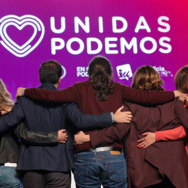El líder de Unidas Podemos, Pablo Iglesias (c); el coordinador general de Izquierda Unida y cabeza de lista de Unidas Podemos al Congreso por Málaga, Alberto Garzón (2i); y la alcaldesa de Barcelona, Ada Colau (2d), intervienen en el acto d