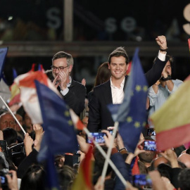 El president de Ciutadans i candidat a la Moncloa, Albert Rivera, al costat del secretari general del partit, josé Manuel VIllegas, durant l'acte final de campanya. EFE / Andreu Dalmau
