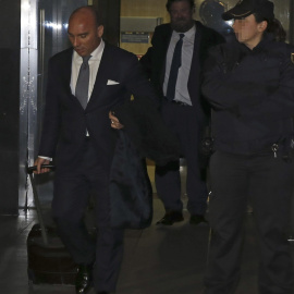 Los dos peritos designados por el Banco de España para trabajar en el "caso Bankia", Víctor Sánchez y Antonio Busquets, a su salida hoy de la Audiencia Nacional. /J.J. Guillén (EFE)