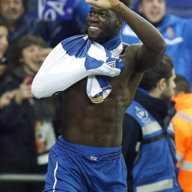 Caicedo celebra uno de sus goles al Valencia. EFE/Andreu Dalmau