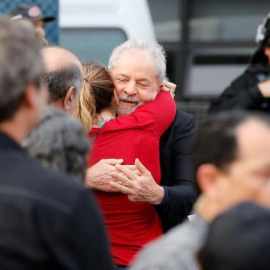 El expresidente brasileño Lula da Silva sale de la cárcel donde cumplía una condena por corrupción. EFE/Hedeson Alves