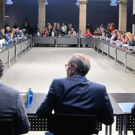 Taula per l'Acord per a un debat responsable sobre immigració i contra el racisme i la xenofòbia' amb representació del Govern de la Generalitat, tots els partits polítics, el Síndic de Greuges, una cinquantena d'entitats i associacions mun