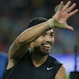 El delantero uruguayo del FC Barcelona Luis Suárez celebra la victoria ante el Bayer Leverkusen, al término del partido del Grupo E de la Liga de Campeones jugado esta noche en el Nou Camp, en Barcelona. EFE