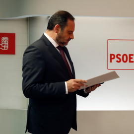 El secretario de Organización del PSOE, José Luis Ábalos, durante la rueda de prensa sobre actualidad política que ha ofrecido en la sede del partido, en la calle Ferraz. EFE/ Ballesteros