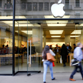 Clientes entran en la Apple Store de Zúrich, en una imagen de archivo. REUTERS/Arnd Wiegmann