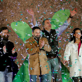 El líder de Vox, Santiago Abascal (2i), junto al portavoz parlamentario, Iván Espinosa de los Monteros (i), el secretario general de la agrupación, Javier Ortega Smith (2d), y la portavoz de Vox en la Asamblea de Madrid, Rocío Monasterio, e