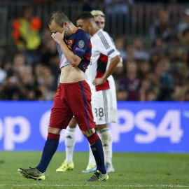 Iniesta se retira del campo lesionado en el partido de Champions de anoche. /REUTERS